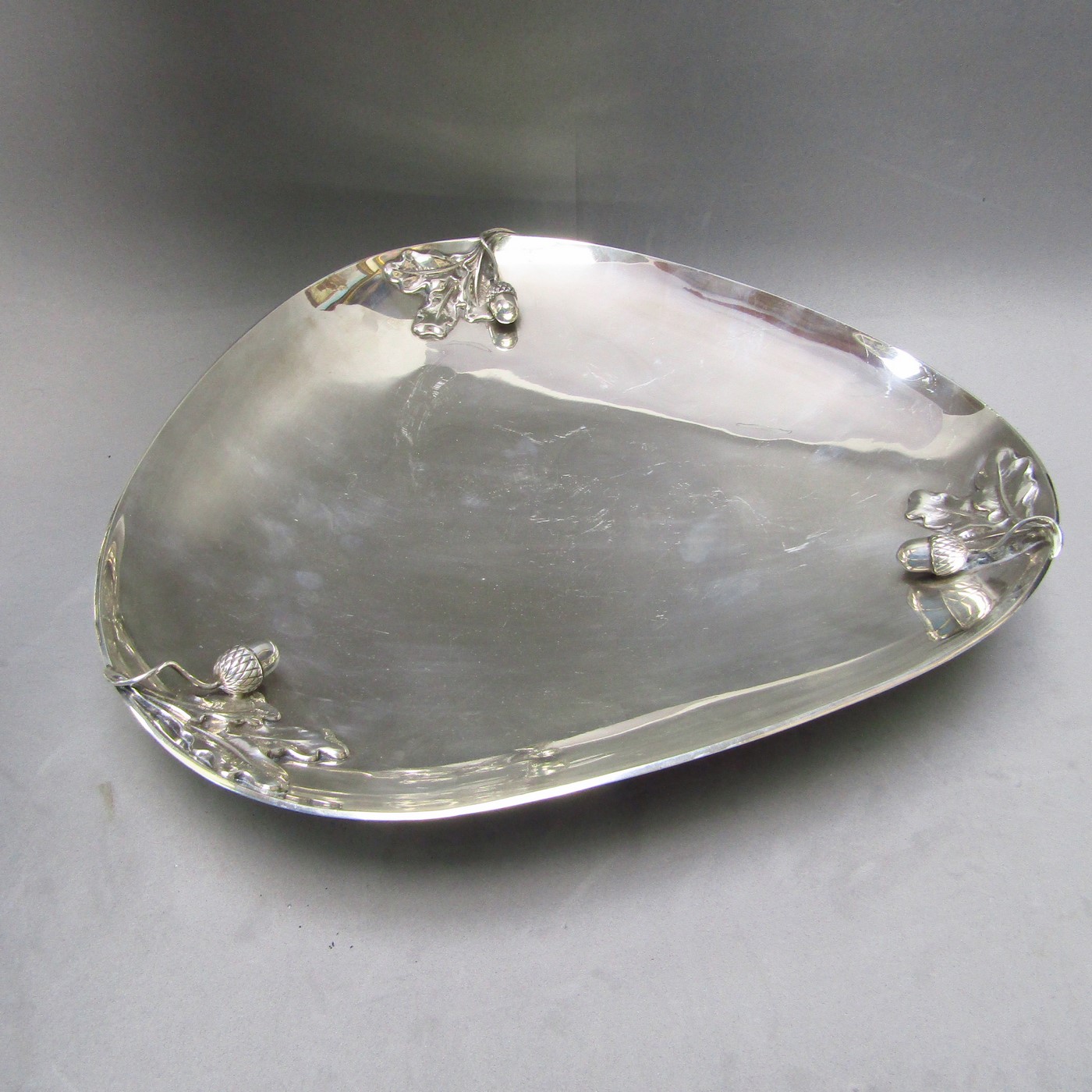 Centro de Mesa triangular en Plata. España, siglo XX. Centro de Mesa triangular en Plata. España, siglo XX.