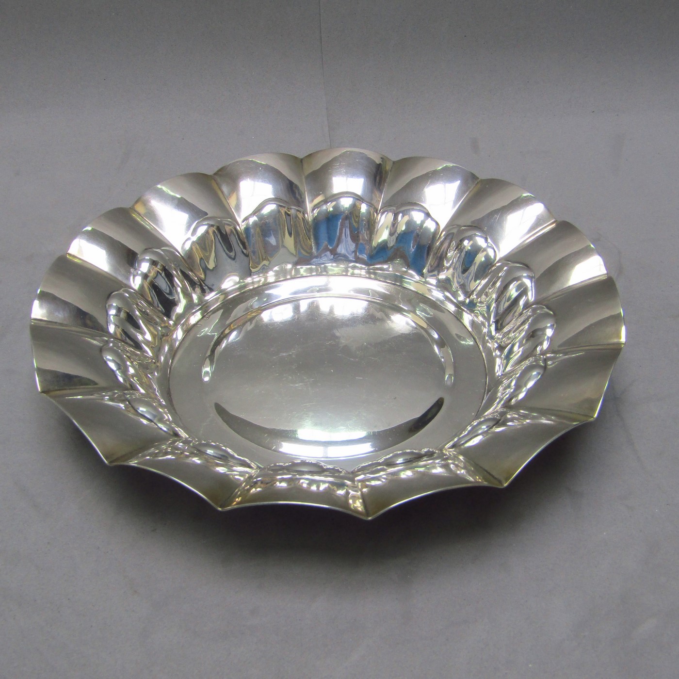DIONISIO GARCIA. Centro de mesa en Plata. España, siglo XX. DIONISIO GARCIA. Centro de mesa en Plata. España, siglo XX.