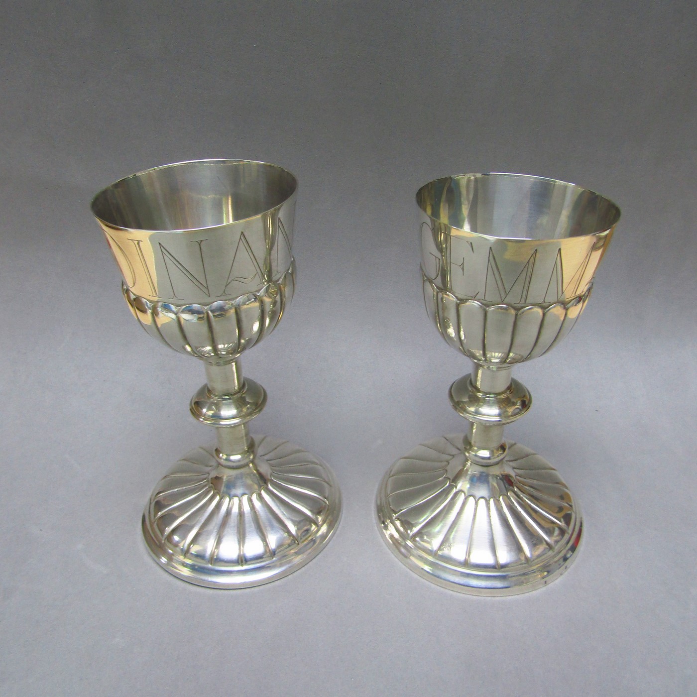 J. PÉREZ FERNÁNDEZ. Pareja de copones o cálices en Plata. España, siglo XX. J. PÉREZ FERNÁNDEZ. Pareja de copones o cálices en Plata. España, siglo XX.
