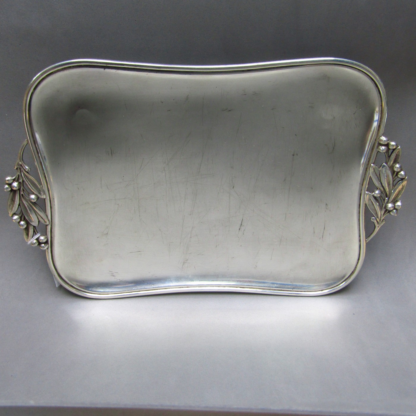 Matilde Espuñes. Salvilla en Plata con asas. España, siglo XX. Matilde Espuñes. Salvilla en Plata con asas. España, siglo XX.