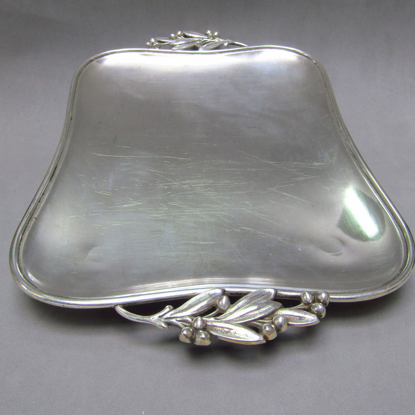 Matilde Espuñes. Salvilla en Plata con asas. España, siglo XX. Matilde Espuñes. Salvilla en Plata con asas. España, siglo XX.