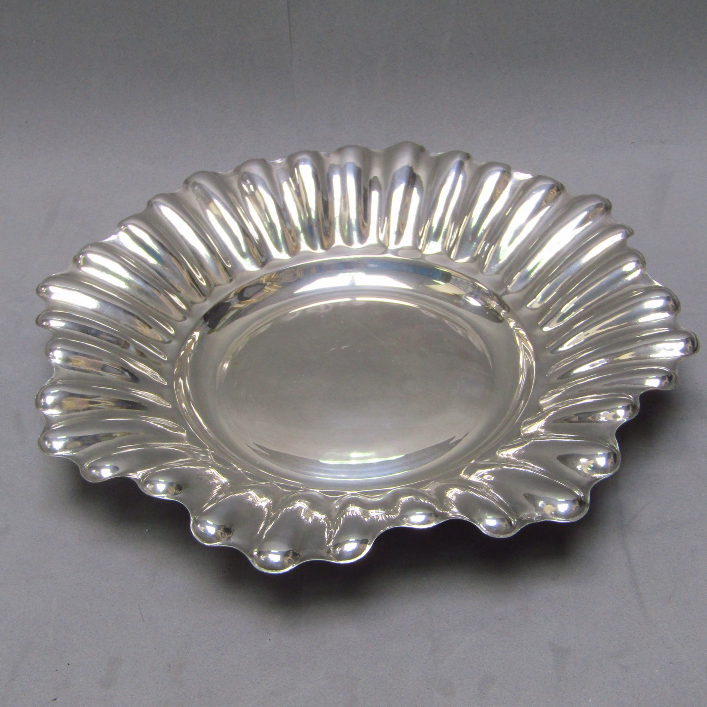 MONTEJO. Plato Octogonal en Plata. España, siglo XX. MONTEJO. Plato Octogonal en Plata. España, siglo XX.
