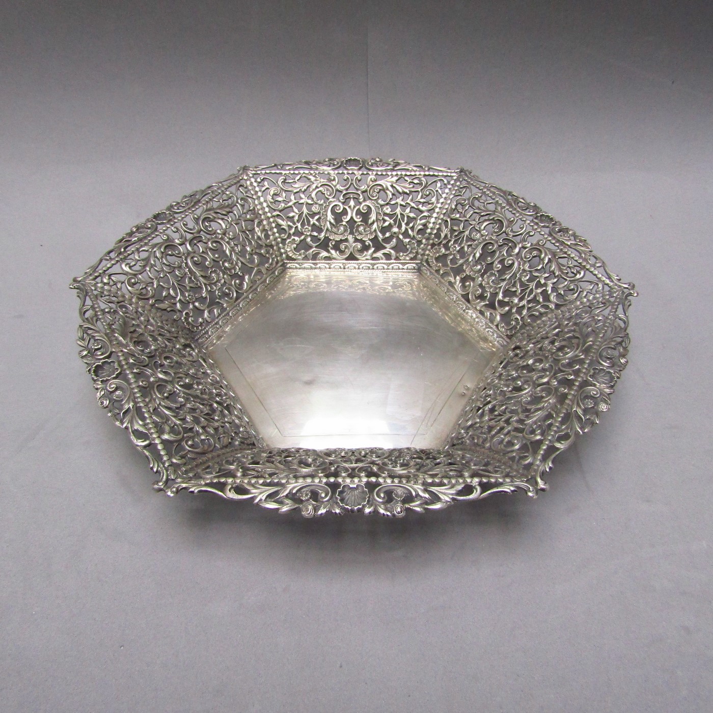 PASGORCY. Centro de mesa hexagonal en Plata calada. España. Siglo XX. PASGORCY. Centro de mesa hexagonal en Plata calada. España. Siglo XX.