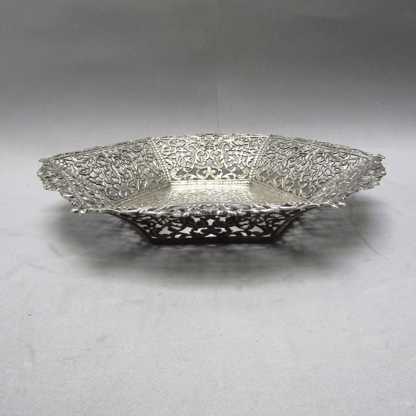 PASGORCY. Centro de mesa hexagonal en Plata calada. España. Siglo XX. PASGORCY. Centro de mesa hexagonal en Plata calada. España. Siglo XX.