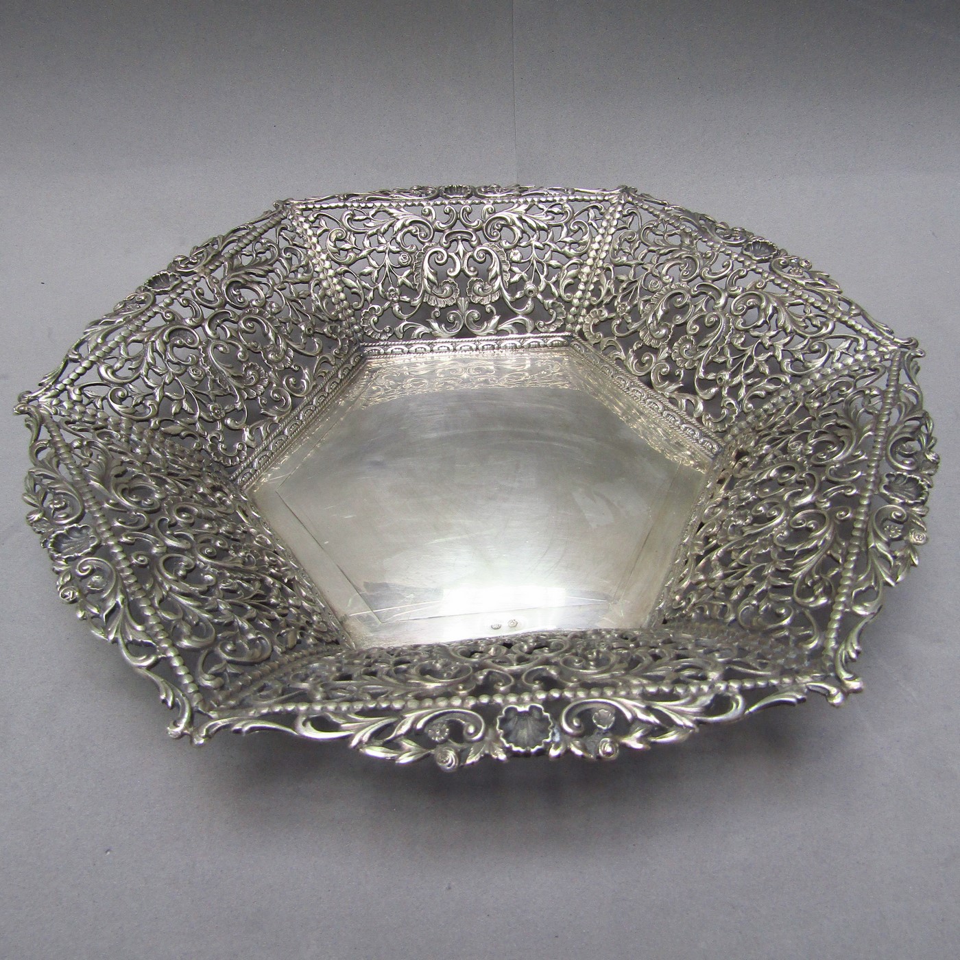 PASGORCY. Centro de mesa hexagonal en Plata calada. España. Siglo XX. PASGORCY. Centro de mesa hexagonal en Plata calada. España. Siglo XX.