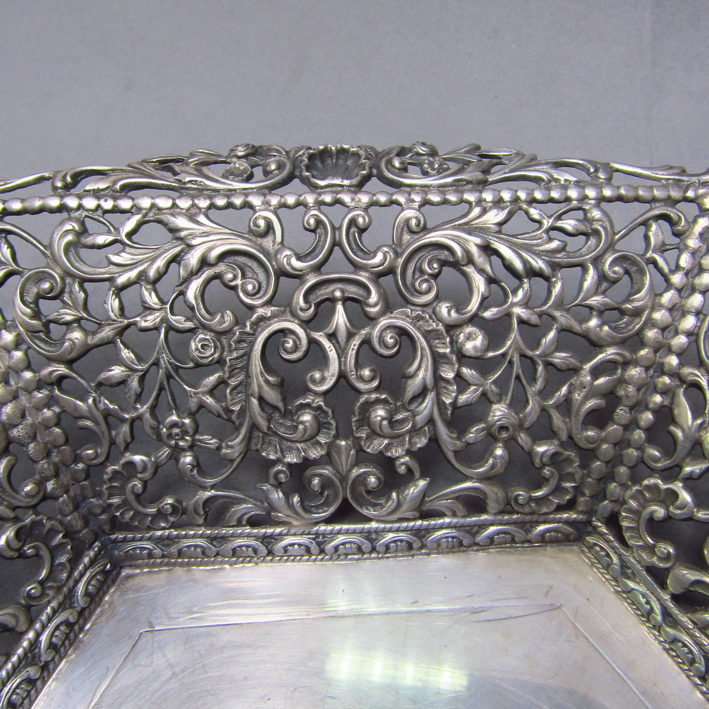 PASGORCY. Centro de mesa hexagonal en Plata calada. España. Siglo XX. PASGORCY. Centro de mesa hexagonal en Plata calada. España. Siglo XX.