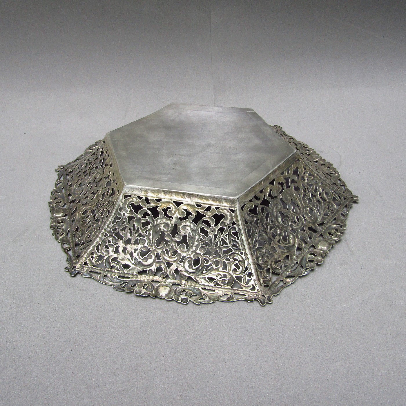 PASGORCY. Centro de mesa hexagonal en Plata calada. España. Siglo XX. PASGORCY. Centro de mesa hexagonal en Plata calada. España. Siglo XX.