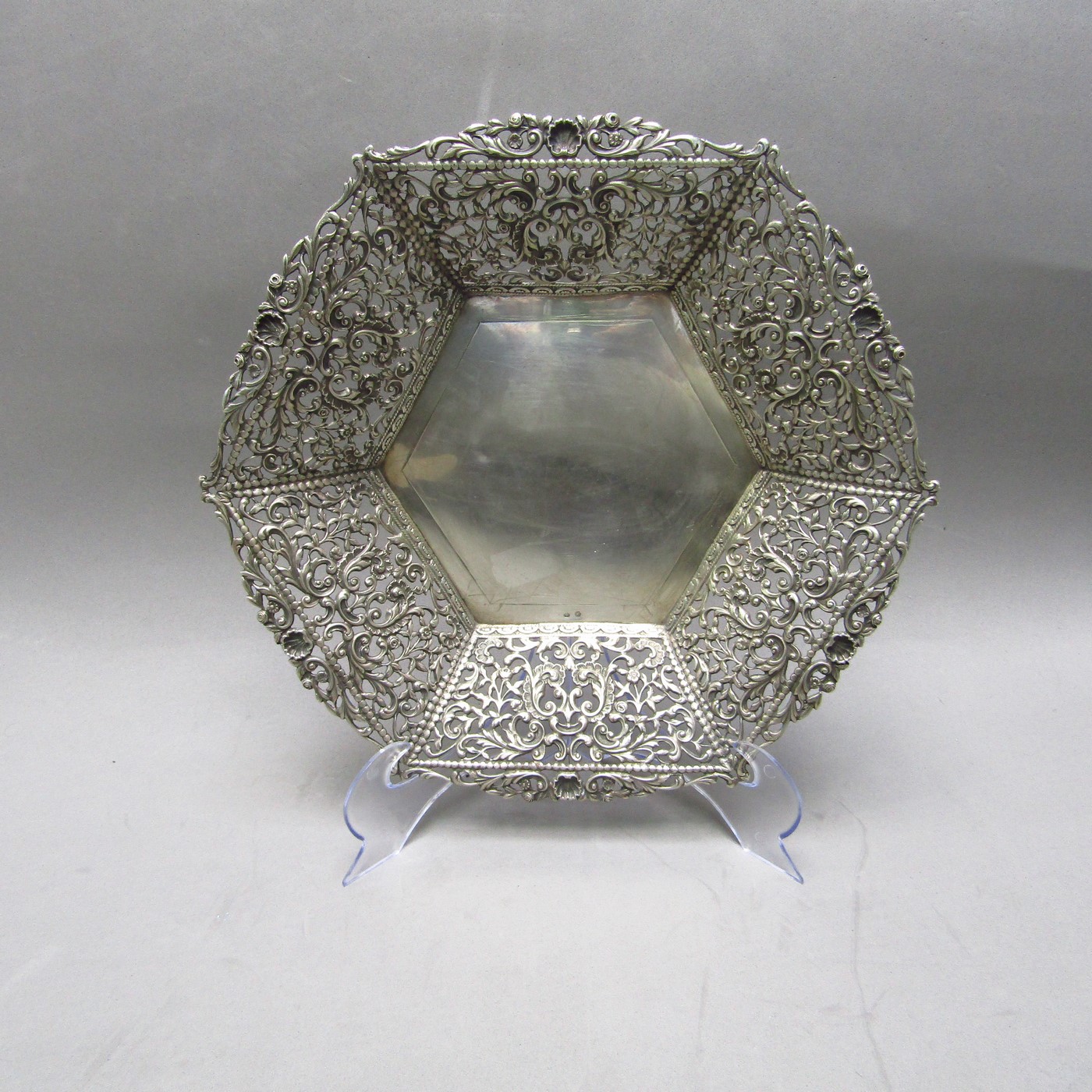 PASGORCY. Centro de mesa hexagonal en Plata calada. España. Siglo XX. PASGORCY. Centro de mesa hexagonal en Plata calada. España. Siglo XX.