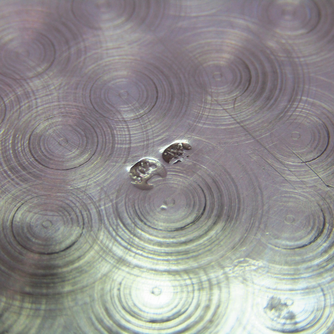 Plato realizado en Plata con escena central esmaltada. España, siglo XX. Plato realizado en Plata con escena central esmaltada. España, siglo XX.