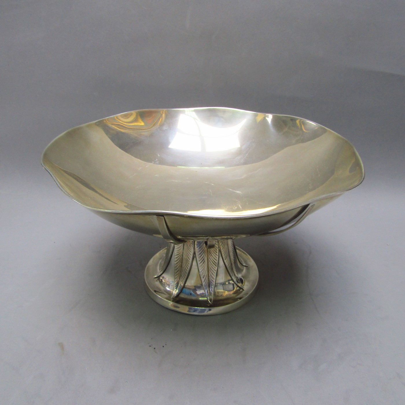 R. SUNYER. Centro de mesa elevado en Plata. España, Siglo XX. R. SUNYER. Centro de mesa elevado en Plata. España, Siglo XX.