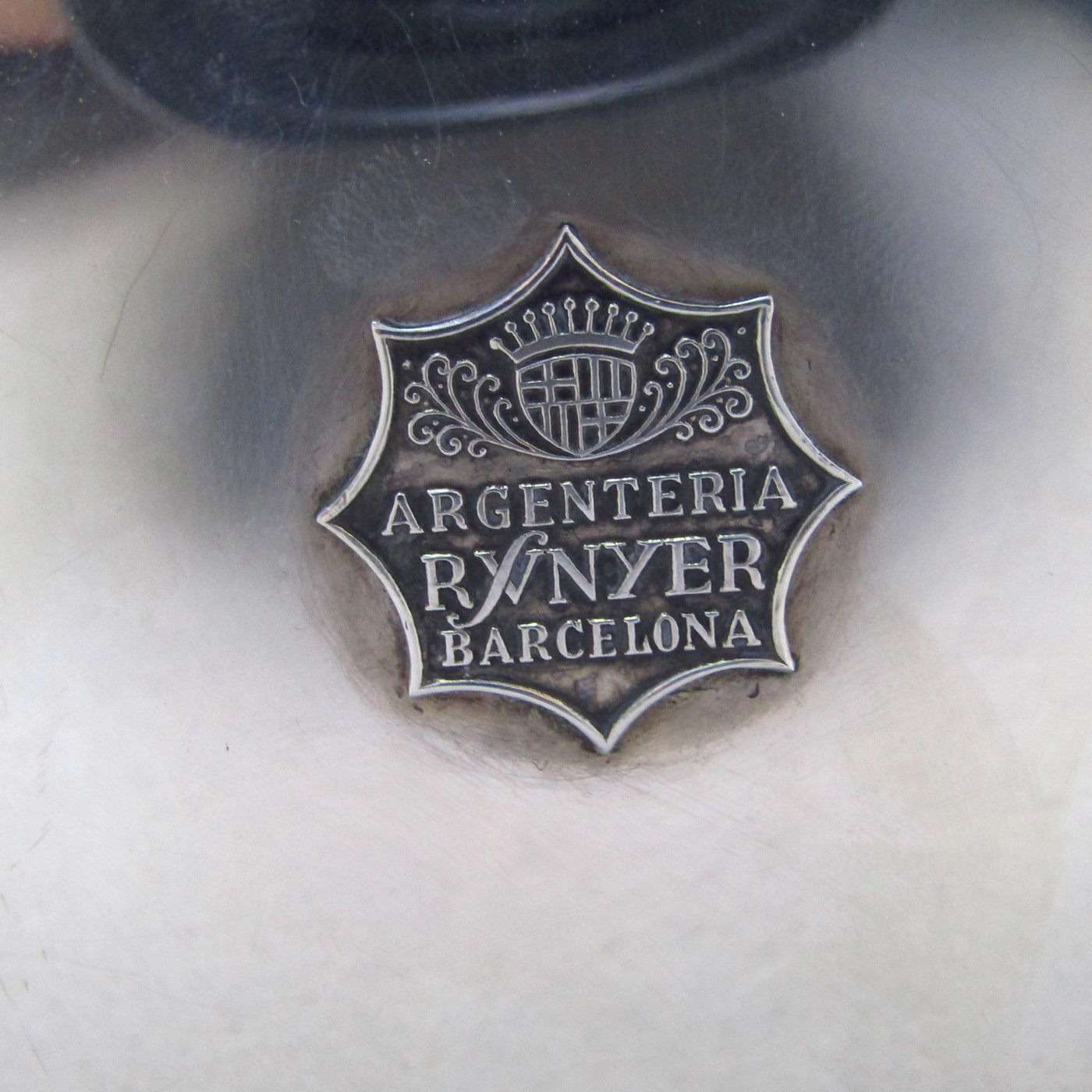 R. SUNYER. Centro de mesa elevado en Plata. España, Siglo XX. R. SUNYER. Centro de mesa elevado en Plata. España, Siglo XX.