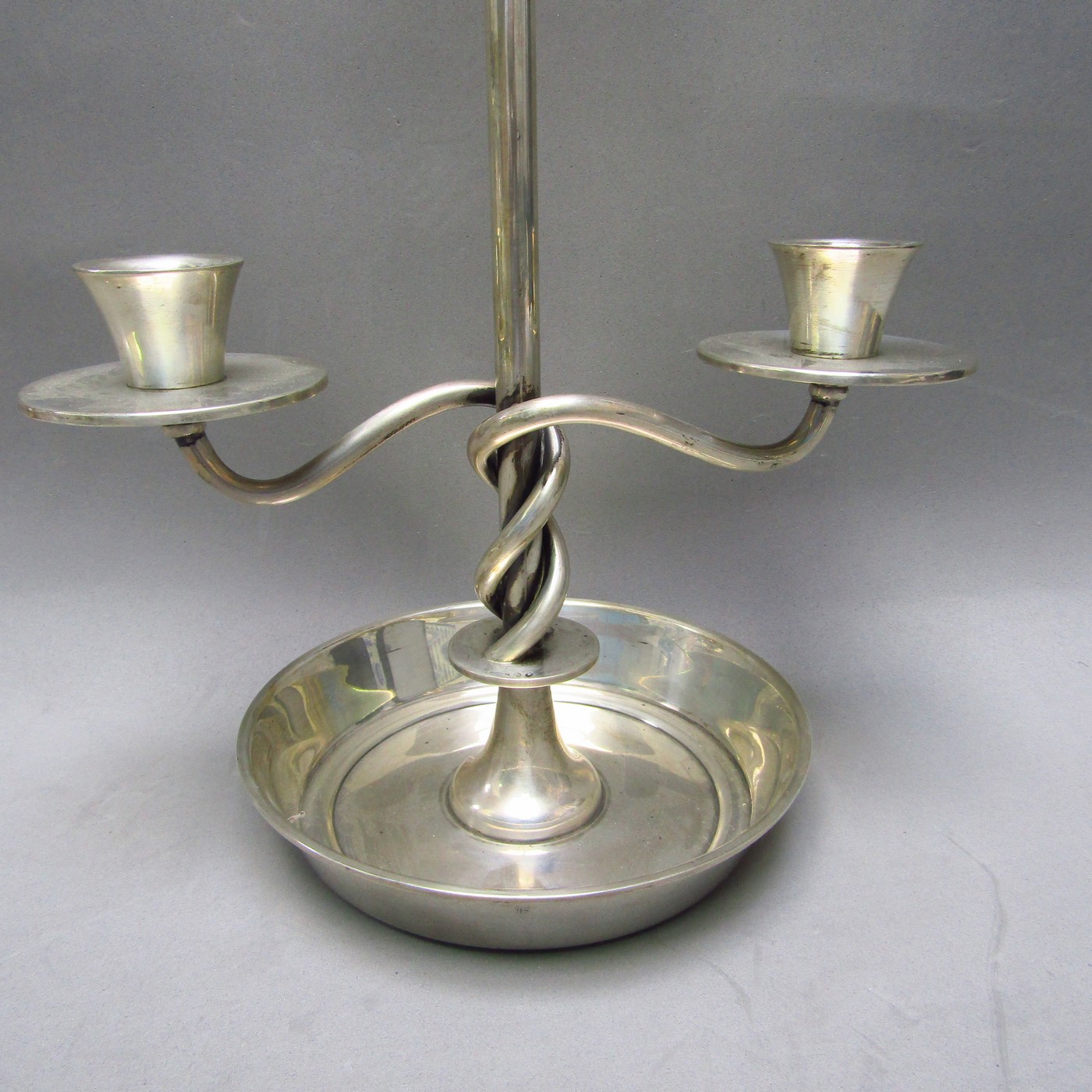 SERRAHIMA. Candelabro de dos luces en Plata de Ley. España, siglo XX. SERRAHIMA. Candelabro de dos luces en Plata de Ley. España, siglo XX.