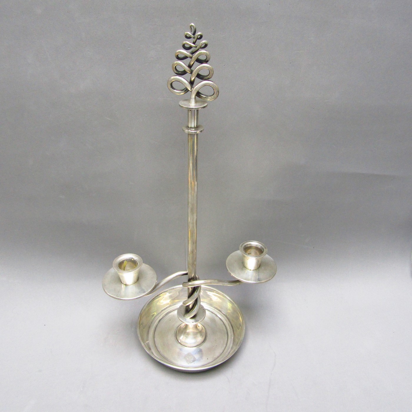 SERRAHIMA. Candelabro de dos luces en Plata de Ley. España, siglo XX. SERRAHIMA. Candelabro de dos luces en Plata de Ley. España, siglo XX.