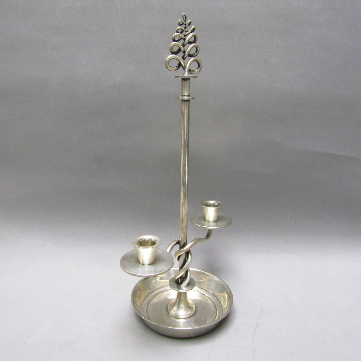 SERRAHIMA. Candelabro de dos luces en Plata de Ley. España, siglo XX. SERRAHIMA. Candelabro de dos luces en Plata de Ley. España, siglo XX.