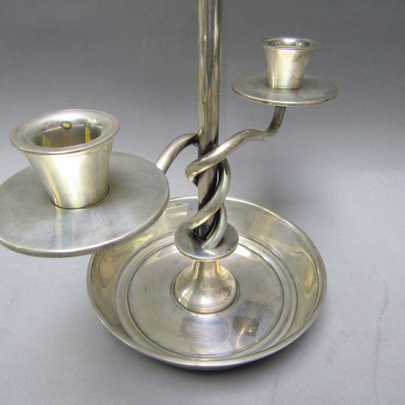 SERRAHIMA. Candelabro de dos luces en Plata de Ley. España, siglo XX. SERRAHIMA. Candelabro de dos luces en Plata de Ley. España, siglo XX.