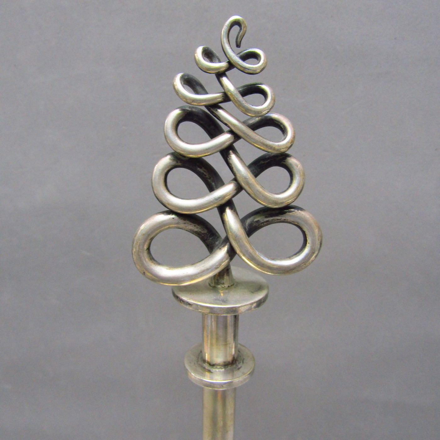 SERRAHIMA. Candelabro de dos luces en Plata de Ley. España, siglo XX. SERRAHIMA. Candelabro de dos luces en Plata de Ley. España, siglo XX.