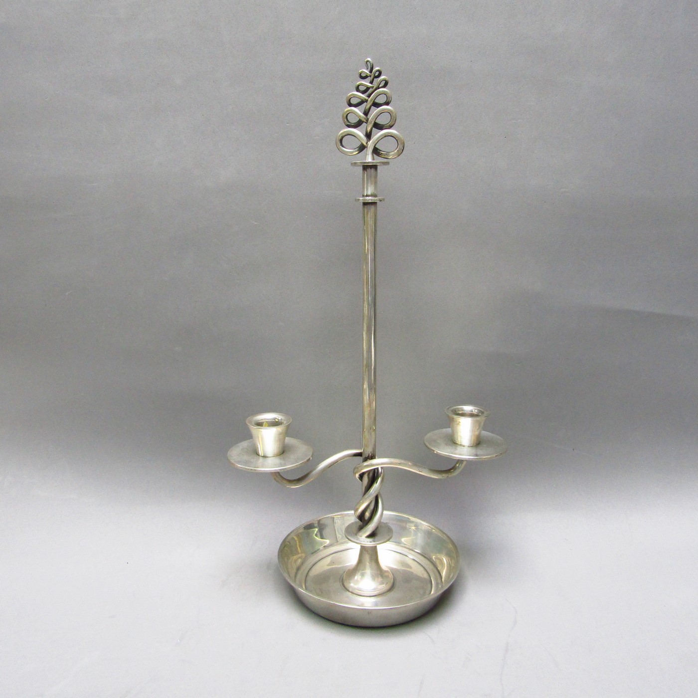 SERRAHIMA. Candelabro de dos luces en Plata de Ley. España, siglo XX. SERRAHIMA. Candelabro de dos luces en Plata de Ley. España, siglo XX.