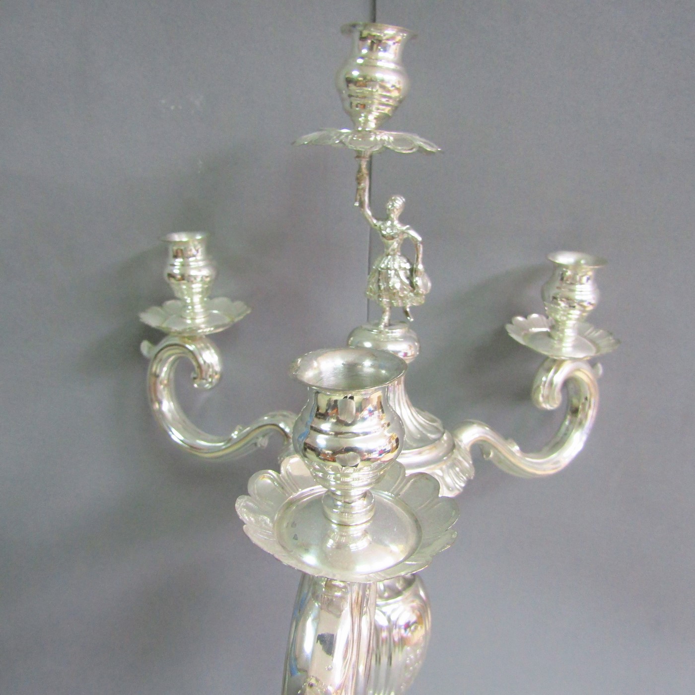 ByR. Pareja de candelabros de tres brazos y cuatro luces en plata. Siglo XIX. ByR. Pareja de candelabros de tres brazos y cuatro luces en plata. Siglo XIX.