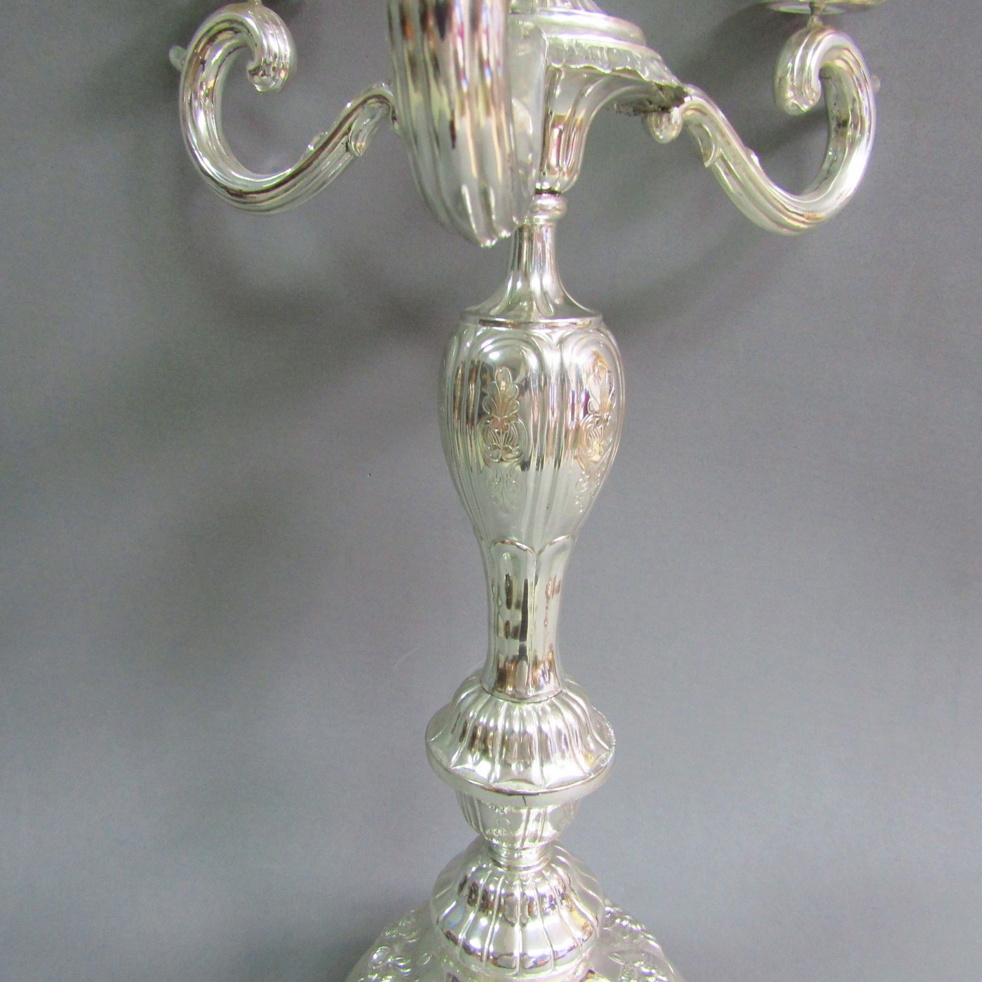 ByR. Pareja de candelabros de tres brazos y cuatro luces en plata. Siglo XIX. ByR. Pareja de candelabros de tres brazos y cuatro luces en plata. Siglo XIX.