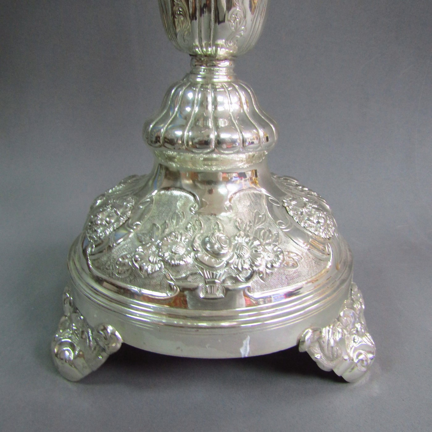 ByR. Pareja de candelabros de tres brazos y cuatro luces en plata. Siglo XIX. ByR. Pareja de candelabros de tres brazos y cuatro luces en plata. Siglo XIX.