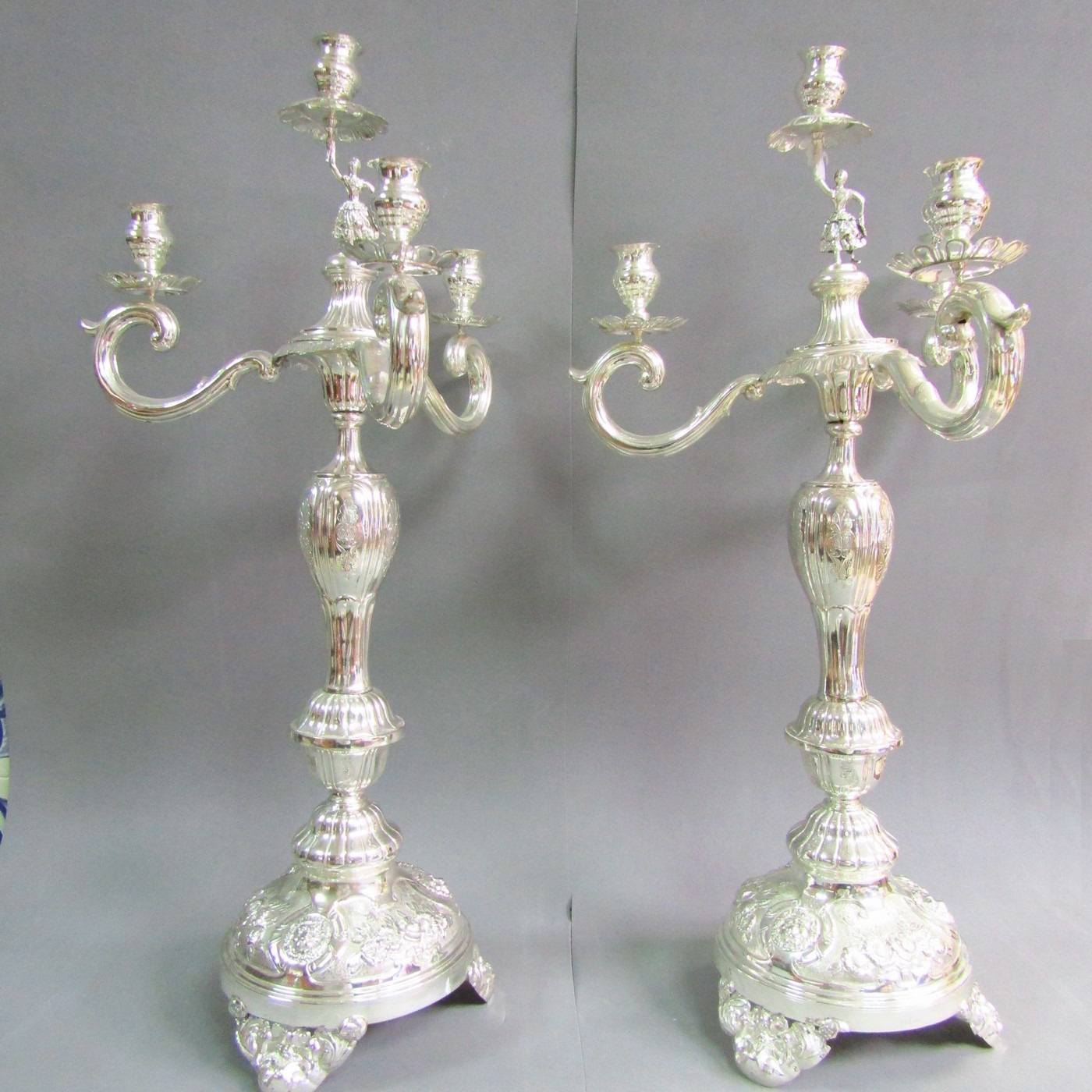 ByR. Pareja de candelabros de tres brazos y cuatro luces en plata. Siglo XIX. ByR. Pareja de candelabros de tres brazos y cuatro luces en plata. Siglo XIX.