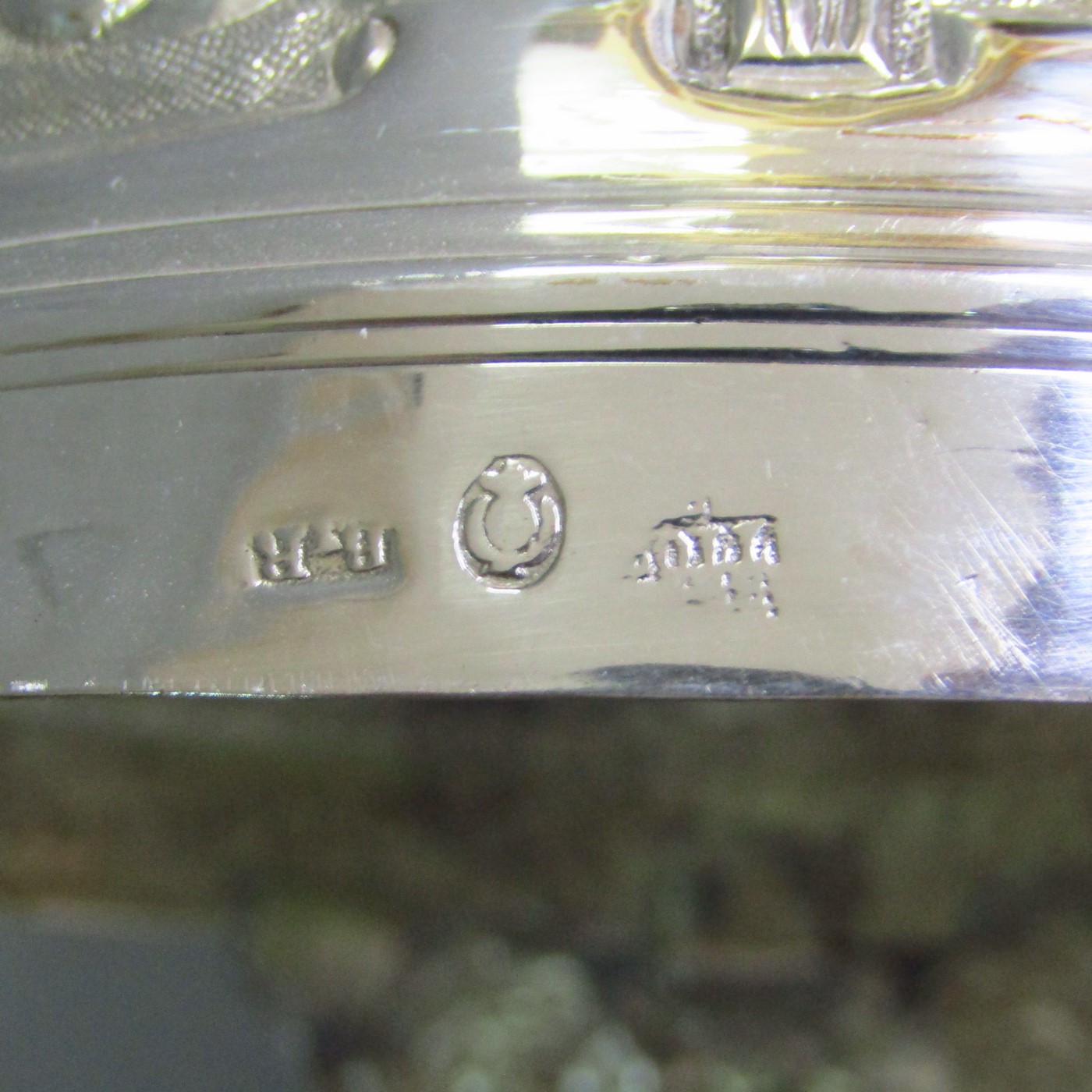 ByR. Pareja de candelabros de tres brazos y cuatro luces en plata. Siglo XIX. ByR. Pareja de candelabros de tres brazos y cuatro luces en plata. Siglo XIX.
