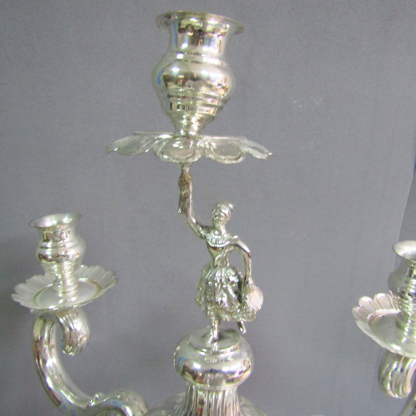 ByR. Pareja de candelabros de tres brazos y cuatro luces en plata. Siglo XIX. ByR. Pareja de candelabros de tres brazos y cuatro luces en plata. Siglo XIX.