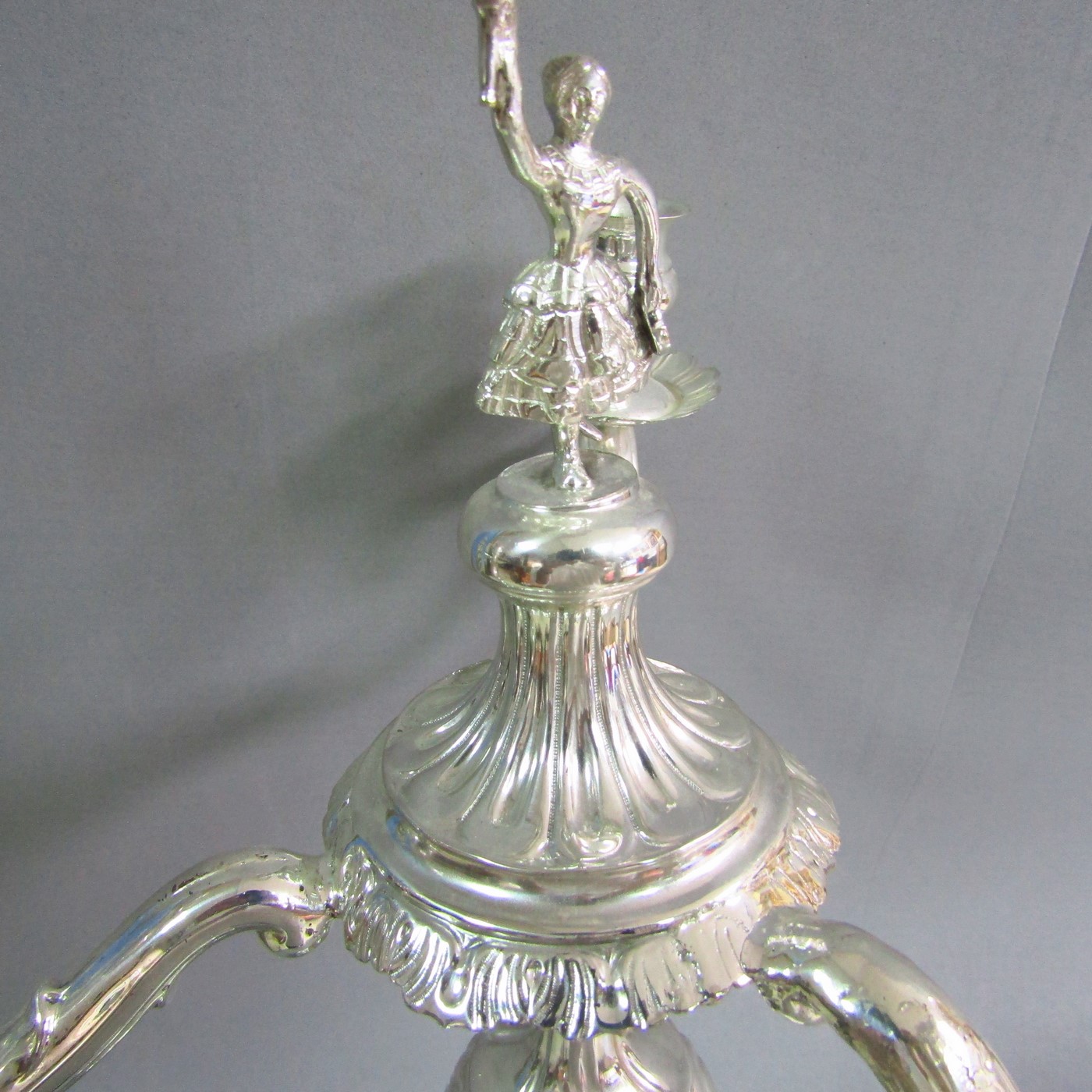 ByR. Pareja de candelabros de tres brazos y cuatro luces en plata. Siglo XIX. ByR. Pareja de candelabros de tres brazos y cuatro luces en plata. Siglo XIX.