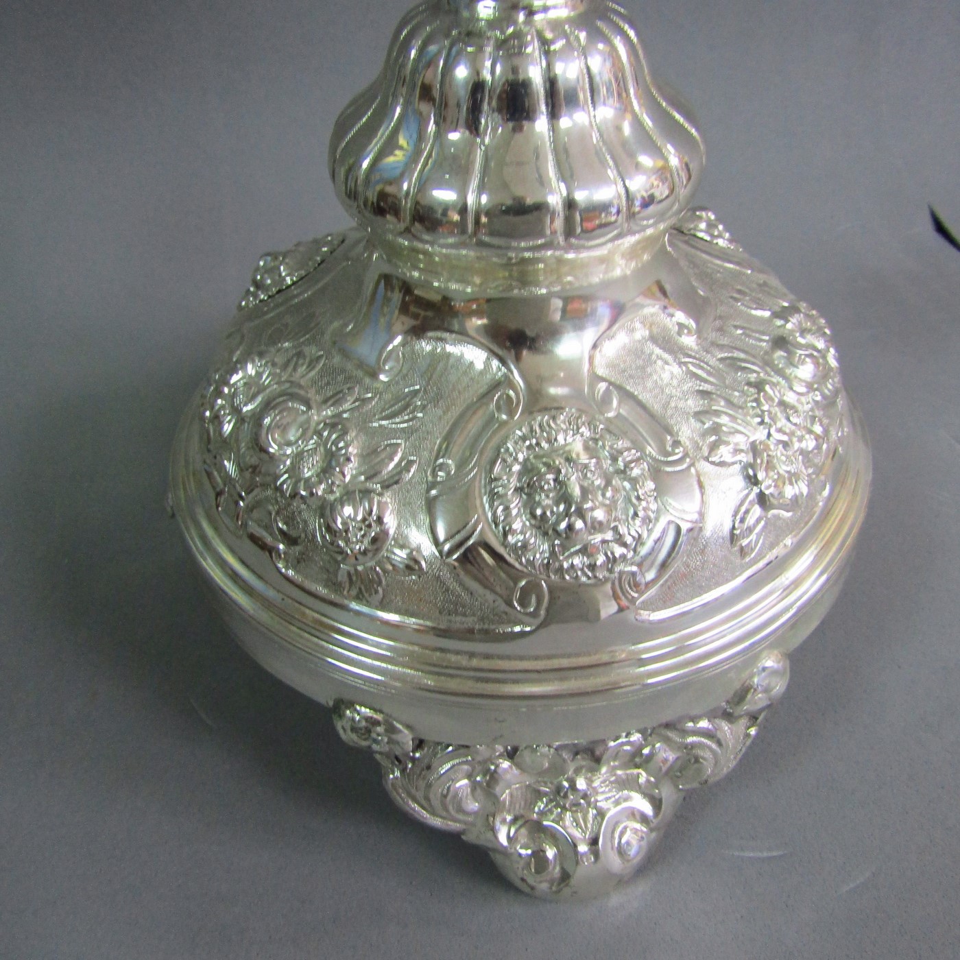 ByR. Pareja de candelabros de tres brazos y cuatro luces en plata. Siglo XIX. ByR. Pareja de candelabros de tres brazos y cuatro luces en plata. Siglo XIX.