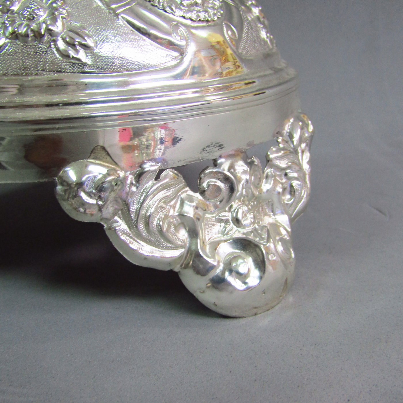 ByR. Pareja de candelabros de tres brazos y cuatro luces en plata. Siglo XIX. ByR. Pareja de candelabros de tres brazos y cuatro luces en plata. Siglo XIX.