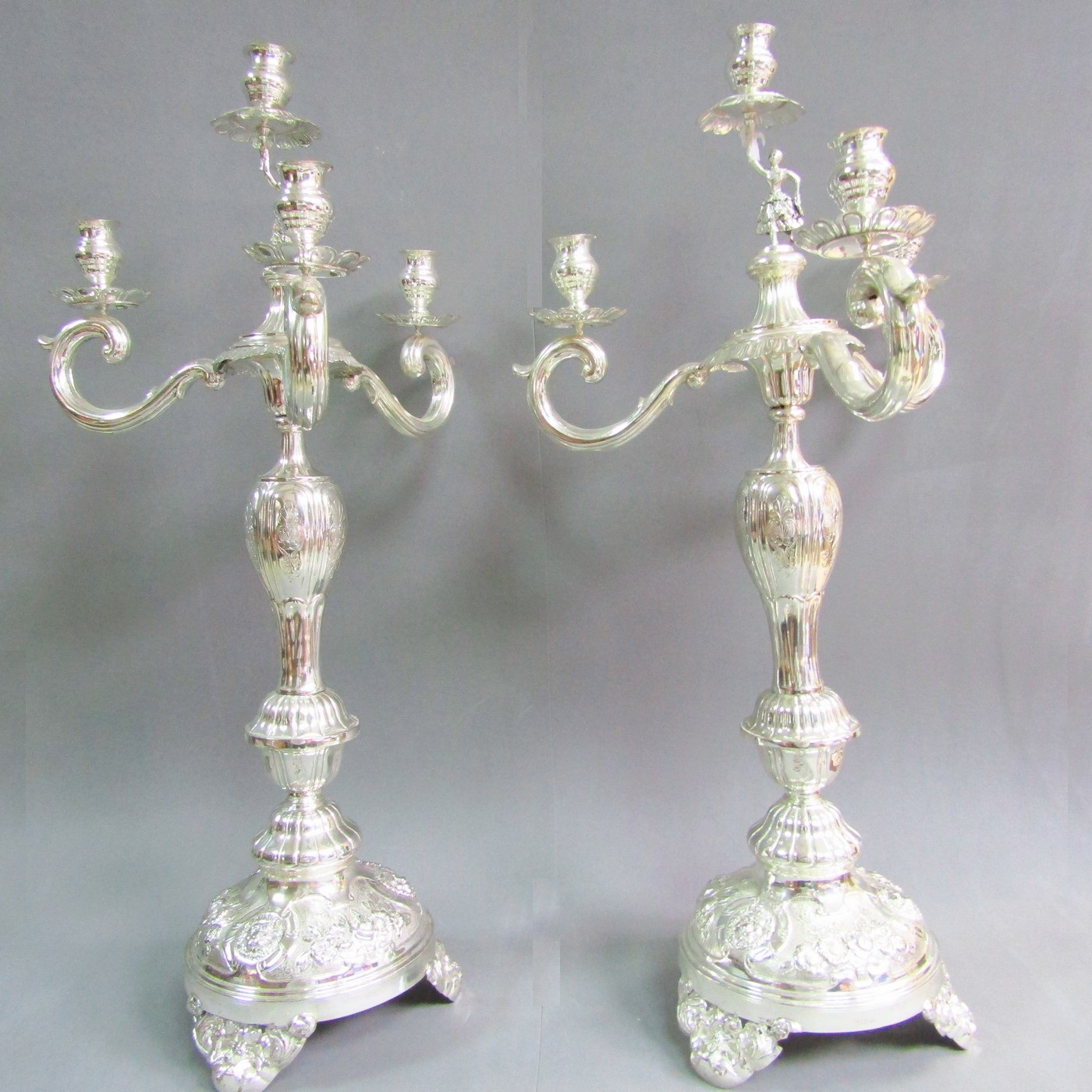 ByR. Pareja de candelabros de tres brazos y cuatro luces en plata. Siglo XIX. ByR. Pareja de candelabros de tres brazos y cuatro luces en plata. Siglo XIX.