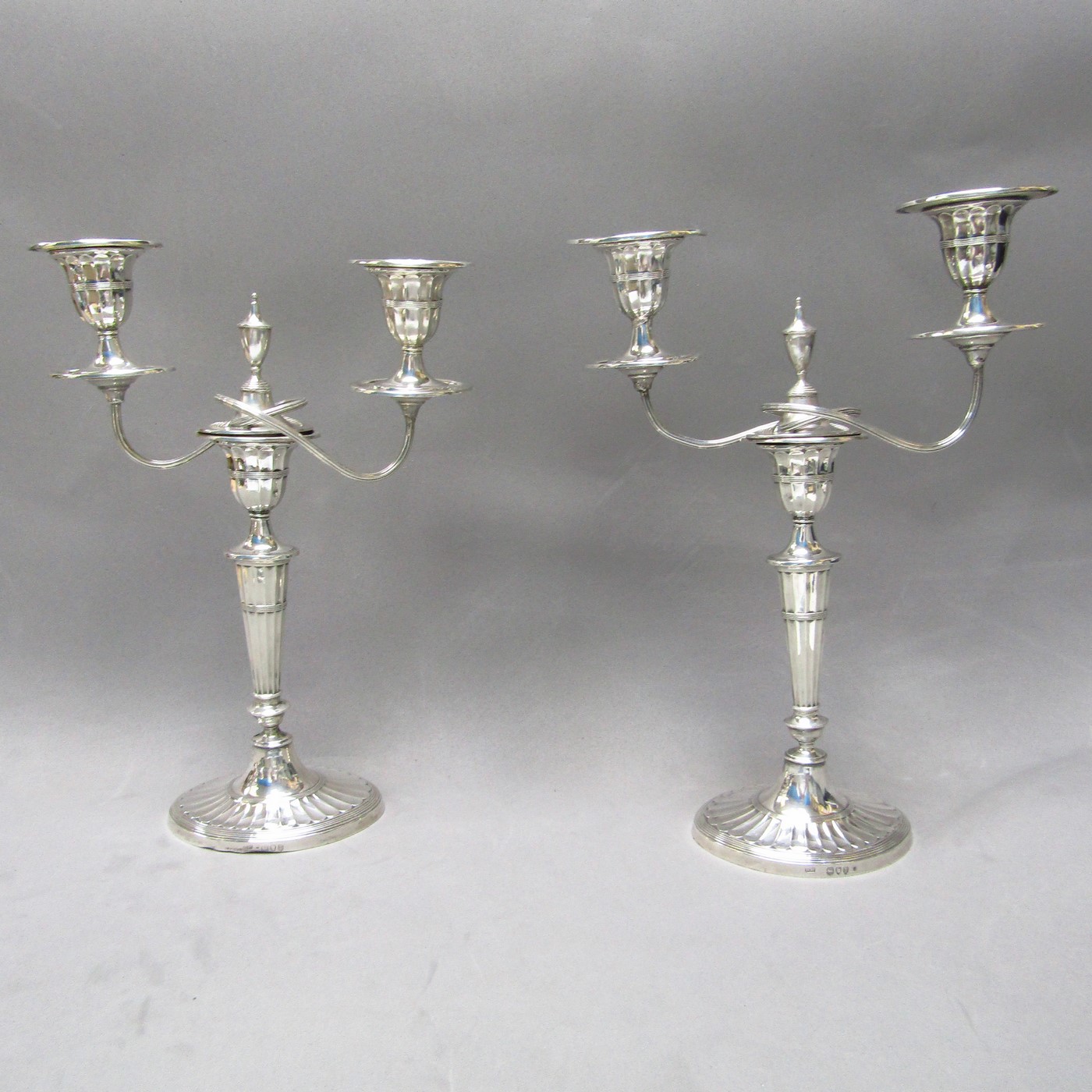 HENRY HOLLAND. Pareja de candelabros de dos luces, convertibles en candeleros, en Plata. Londres, 1.894. HENRY HOLLAND. Pareja de candelabros de dos luces, convertibles en candeleros, en Plata. Londres, 1.894.