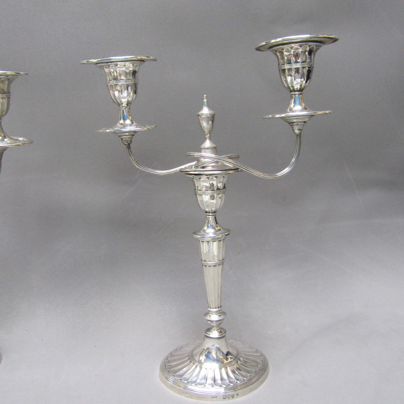 HENRY HOLLAND. Pareja de candelabros de dos luces, convertibles en candeleros, en Plata. Londres, 1.894. HENRY HOLLAND. Pareja de candelabros de dos luces, convertibles en candeleros, en Plata. Londres, 1.894.