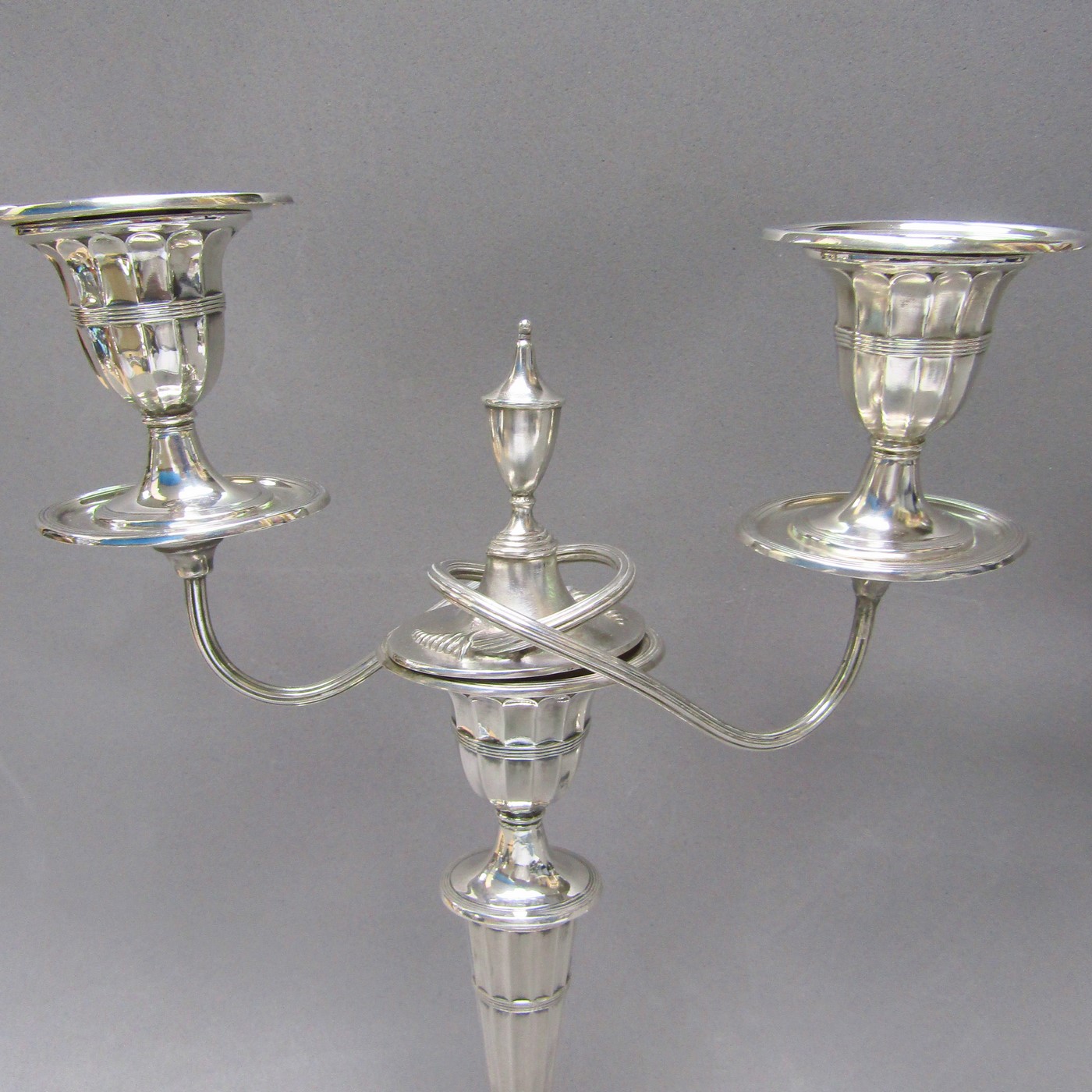 HENRY HOLLAND. Pareja de candelabros de dos luces, convertibles en candeleros, en Plata. Londres, 1.894. HENRY HOLLAND. Pareja de candelabros de dos luces, convertibles en candeleros, en Plata. Londres, 1.894.