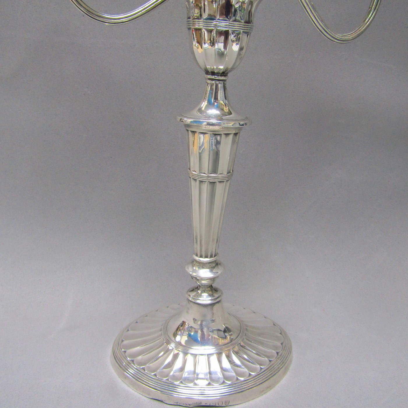 HENRY HOLLAND. Pareja de candelabros de dos luces, convertibles en candeleros, en Plata. Londres, 1.894. HENRY HOLLAND. Pareja de candelabros de dos luces, convertibles en candeleros, en Plata. Londres, 1.894.