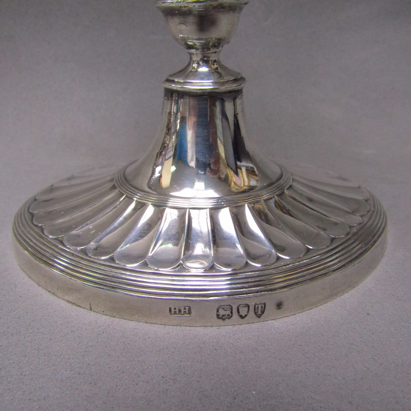 HENRY HOLLAND. Pareja de candelabros de dos luces, convertibles en candeleros, en Plata. Londres, 1.894. HENRY HOLLAND. Pareja de candelabros de dos luces, convertibles en candeleros, en Plata. Londres, 1.894.