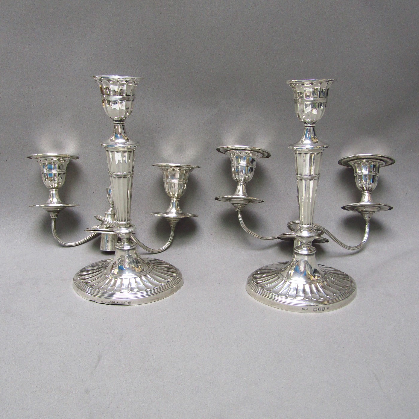 HENRY HOLLAND. Pareja de candelabros de dos luces, convertibles en candeleros, en Plata. Londres, 1.894. HENRY HOLLAND. Pareja de candelabros de dos luces, convertibles en candeleros, en Plata. Londres, 1.894.
