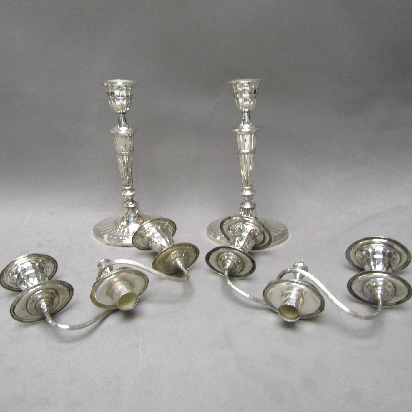 HENRY HOLLAND. Pareja de candelabros de dos luces, convertibles en candeleros, en Plata. Londres, 1.894. HENRY HOLLAND. Pareja de candelabros de dos luces, convertibles en candeleros, en Plata. Londres, 1.894.