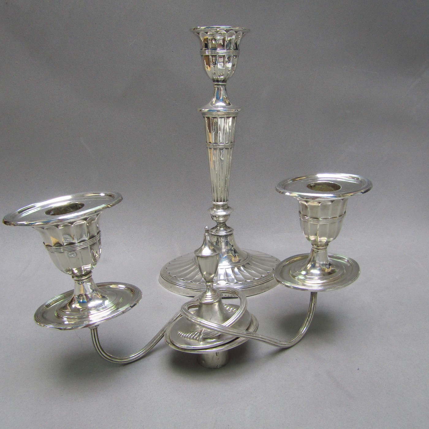 HENRY HOLLAND. Pareja de candelabros de dos luces, convertibles en candeleros, en Plata. Londres, 1.894. HENRY HOLLAND. Pareja de candelabros de dos luces, convertibles en candeleros, en Plata. Londres, 1.894.