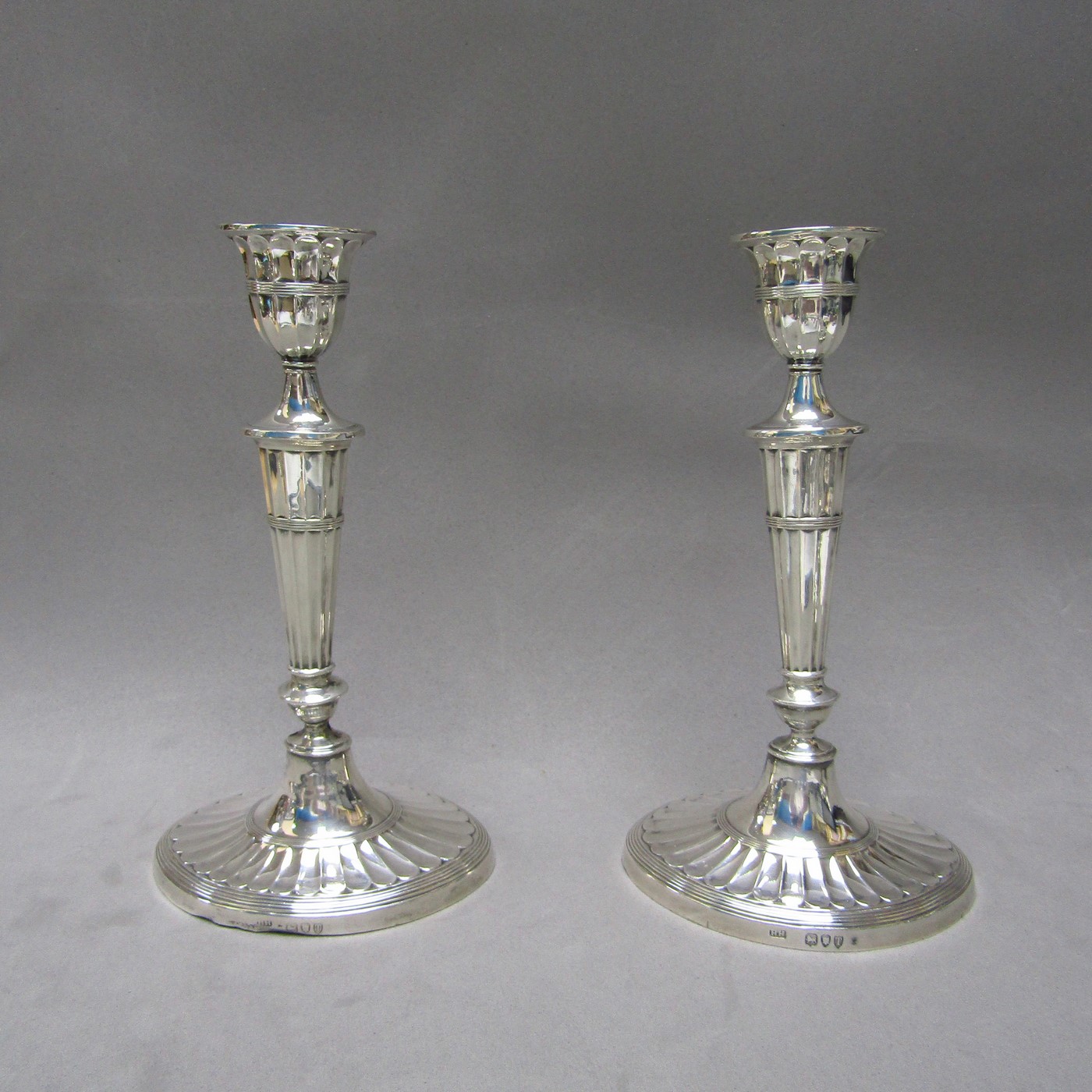 HENRY HOLLAND. Pareja de candelabros de dos luces, convertibles en candeleros, en Plata. Londres, 1.894. HENRY HOLLAND. Pareja de candelabros de dos luces, convertibles en candeleros, en Plata. Londres, 1.894.