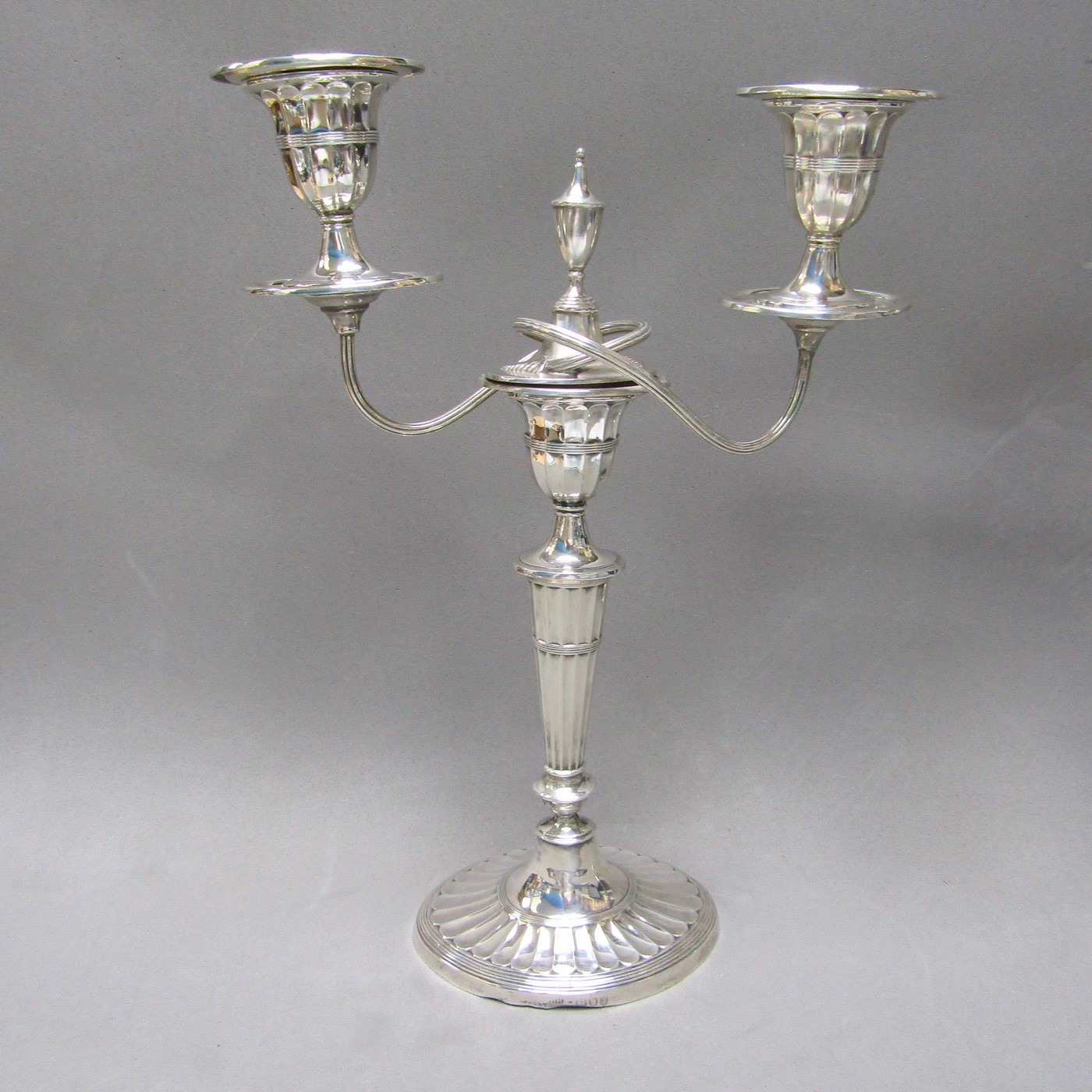 HENRY HOLLAND. Pareja de candelabros de dos luces, convertibles en candeleros, en Plata. Londres, 1.894. HENRY HOLLAND. Pareja de candelabros de dos luces, convertibles en candeleros, en Plata. Londres, 1.894.