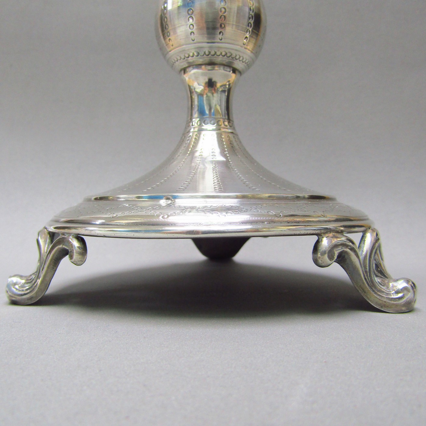Pareja de candeleros en Plata de Ley. Francia, siglo XIX. Pareja de candeleros en Plata de Ley. Francia, siglo XIX.