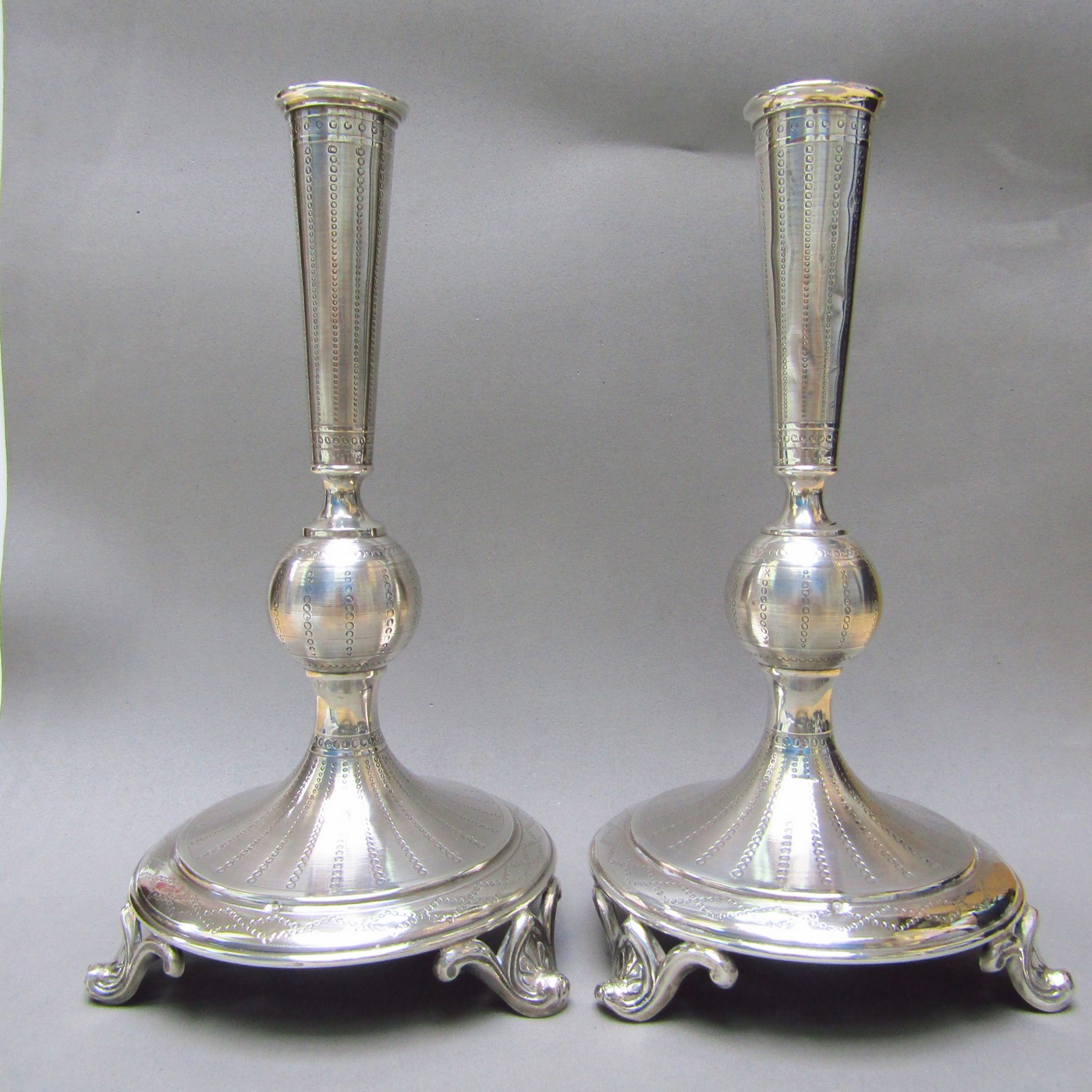 Pareja de candeleros en Plata de Ley. Francia, siglo XIX. Pareja de candeleros en Plata de Ley. Francia, siglo XIX.