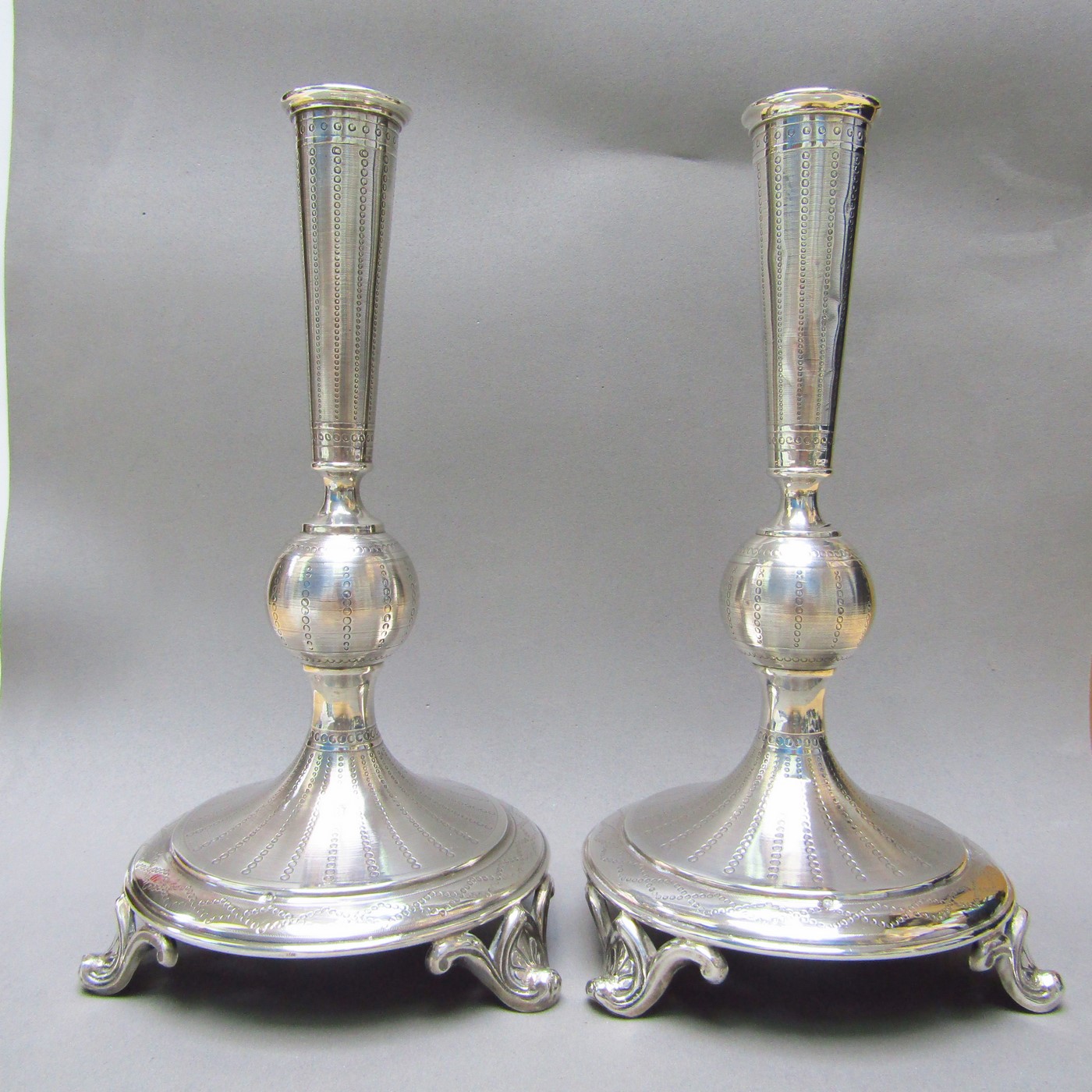 Pareja de candeleros en Plata de Ley. Francia, siglo XIX. Pareja de candeleros en Plata de Ley. Francia, siglo XIX.