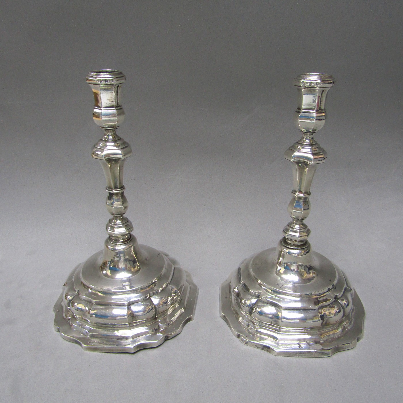 SANTA CRUZ Y LEYVA. Pareja de candeleros artesanales Carlos V, en Plata de Ley. Córdoba, 1.774 SANTA CRUZ Y LEYVA. Pareja de candeleros artesanales Carlos V, en Plata de Ley. Córdoba, 1.774