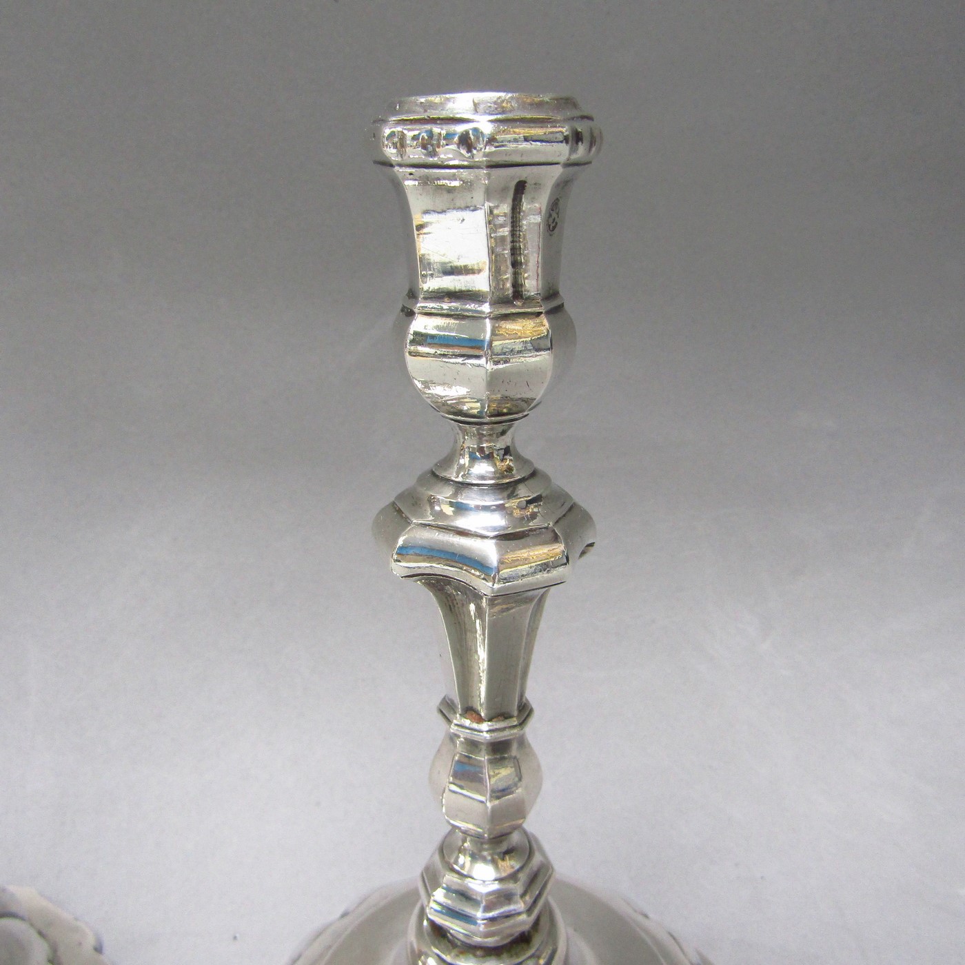 SANTA CRUZ Y LEYVA. Pareja de candeleros artesanales Carlos V, en Plata de Ley. Córdoba, 1.774 SANTA CRUZ Y LEYVA. Pareja de candeleros artesanales Carlos V, en Plata de Ley. Córdoba, 1.774