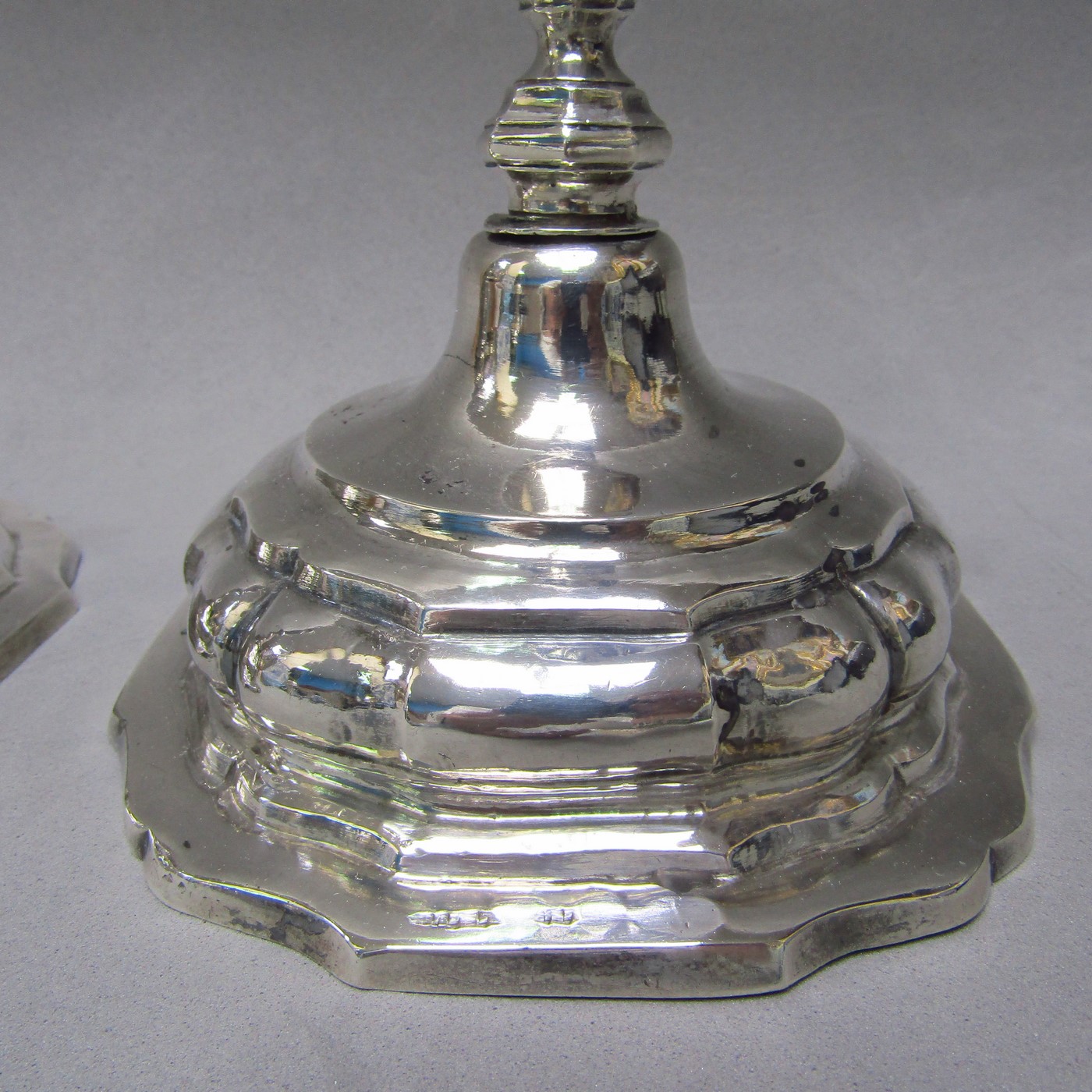 SANTA CRUZ Y LEYVA. Pareja de candeleros artesanales Carlos V, en Plata de Ley. Córdoba, 1.774 SANTA CRUZ Y LEYVA. Pareja de candeleros artesanales Carlos V, en Plata de Ley. Córdoba, 1.774