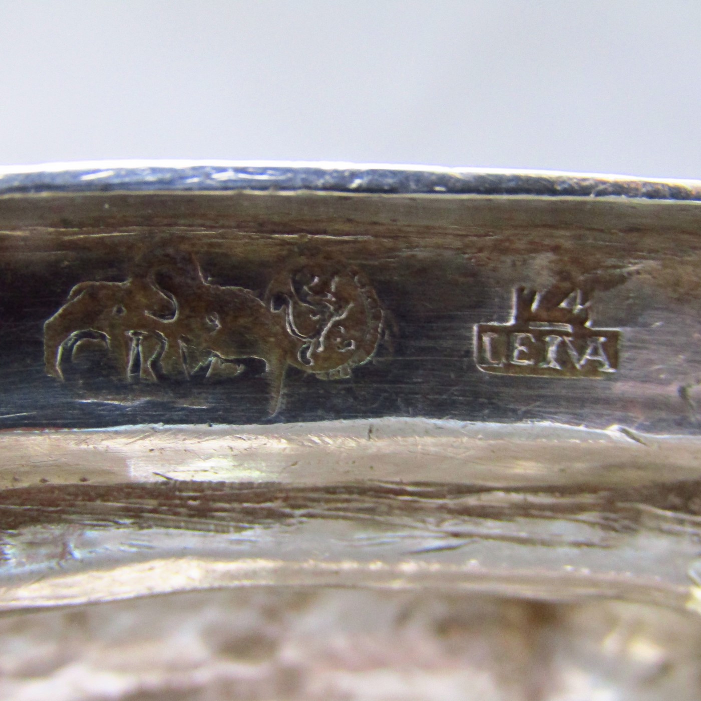 SANTA CRUZ Y LEYVA. Pareja de candeleros artesanales Carlos V, en Plata de Ley. Córdoba, 1.774 SANTA CRUZ Y LEYVA. Pareja de candeleros artesanales Carlos V, en Plata de Ley. Córdoba, 1.774