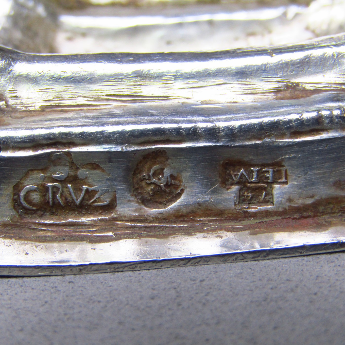 SANTA CRUZ Y LEYVA. Pareja de candeleros artesanales Carlos V, en Plata de Ley. Córdoba, 1.774 SANTA CRUZ Y LEYVA. Pareja de candeleros artesanales Carlos V, en Plata de Ley. Córdoba, 1.774