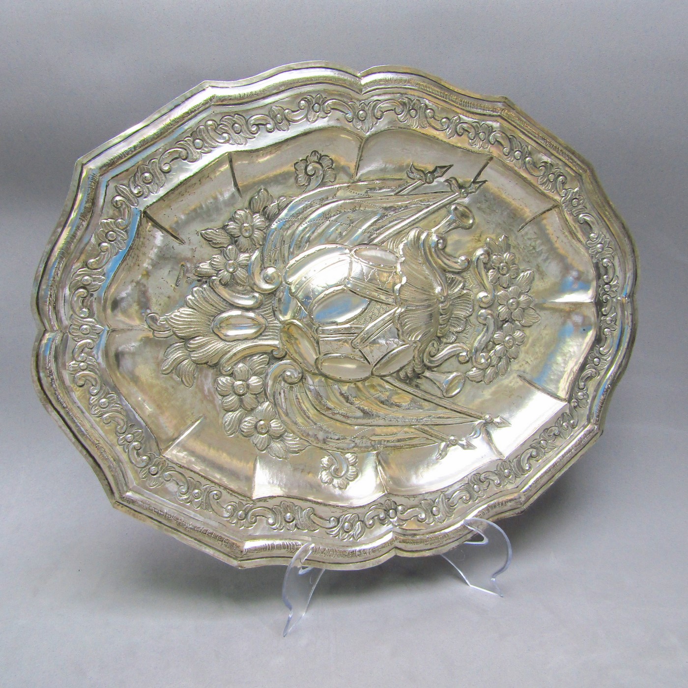 Bandeja Oval Decorativa en Plata de Ley. España, siglo XIX. Bandeja Oval Decorativa en Plata de Ley. España, siglo XIX.
